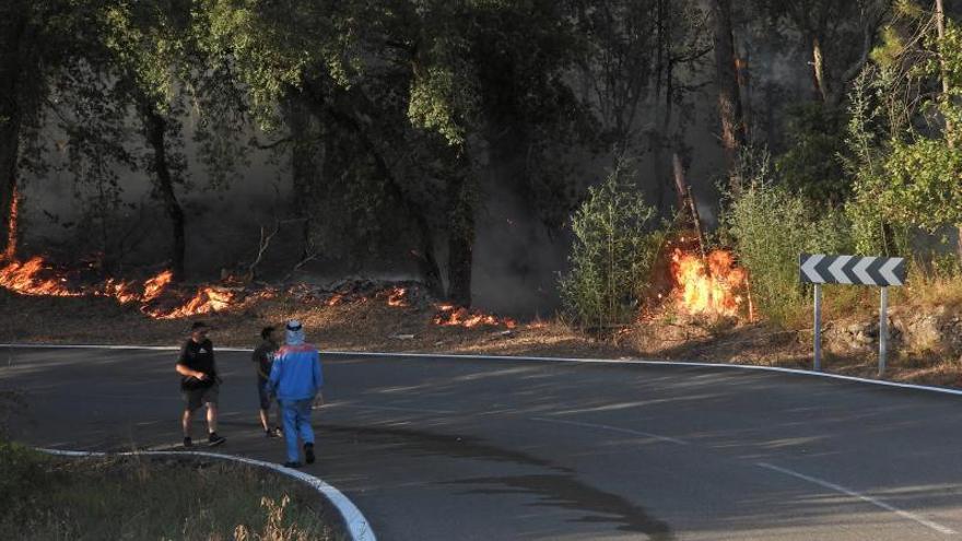 Las llamas llegaron hasta la comarcal de Noallo de Abaixo, en Castrelo de Miño. Incendio en Castrelo de Miño. 27 julio 2022. Fernando Casanova