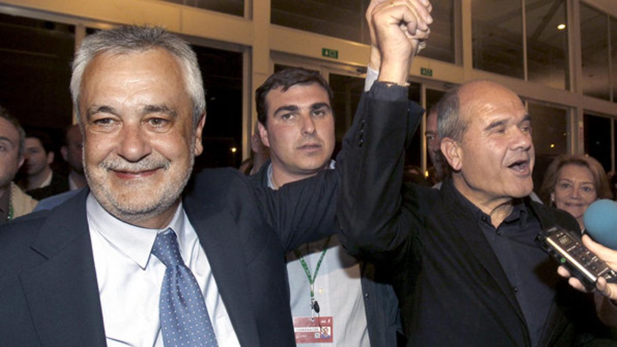 José Antonio Griñán (izquierda), junto al expresidente andaluz Manuel Chaves, celebran los resultados electorales, el 25 de marzo del 2012 en Sevilla. EFE / JUAN FERRERA