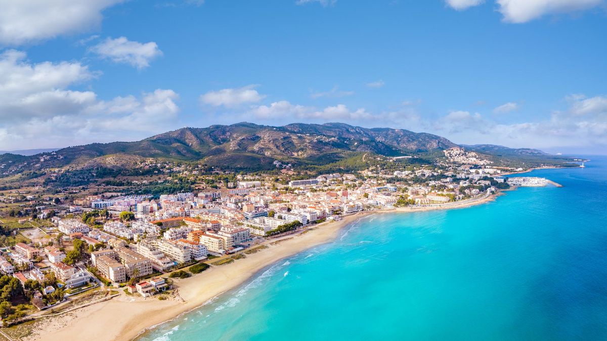 Ni Cadaqués, ni Altea: el pueblo más bonito del Mediterráneo no tiene turismo y tiene una playa que parece de otro mundo