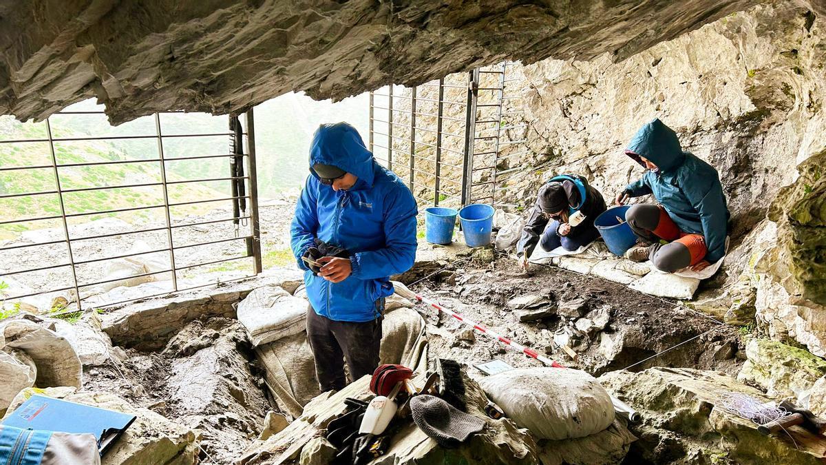 Les imatges de l'equip treballant a la Cova 338, a la vall de Núria.