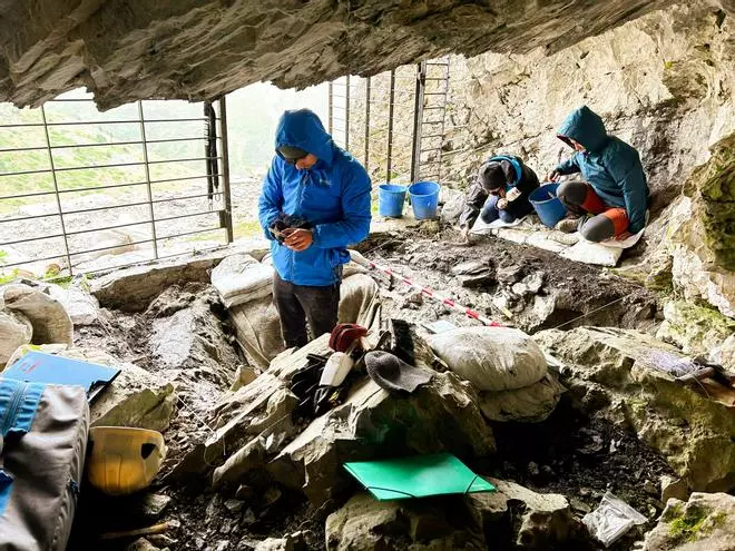Les imatges de l'equip treballant a la Cova 338, a la vall de Núria.