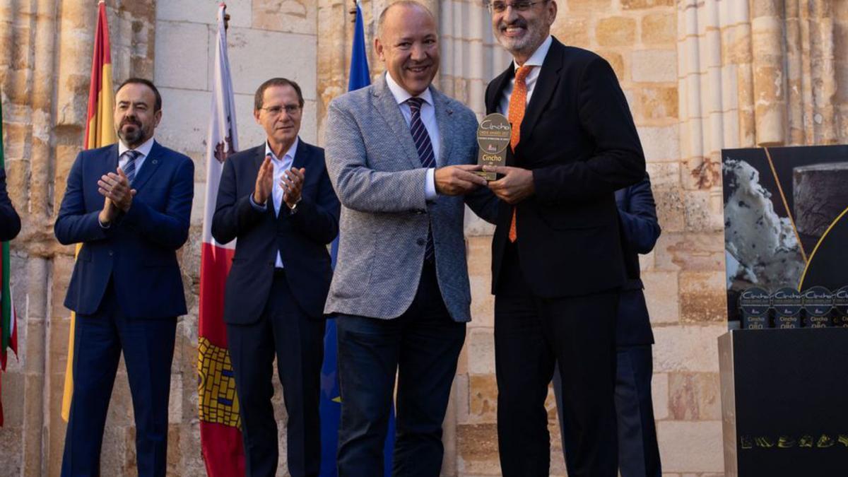 José María Barrios entrega uno de los premios Cincho. | Ana Burrieza