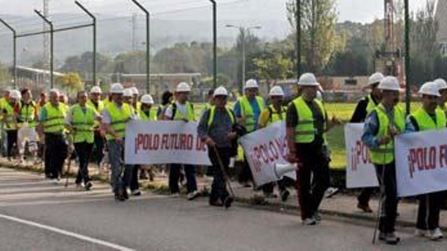 Casi un centenar de personas han iniciado esta mañana en el municipio coruñés de As Pontes la &quot;marcha negra&quot; contra el decreto del carbón, por considerar que desplaza a las térmicas gallegas de As Pontes y Meirama de la producción eléctrica, primando la quema de mineral nacional hasta 2014. Los participantes llevan un casco blanco y un chaleco reflectante en el que han colocado las frases &quot;Polo nos futuro&quot; e &quot;Polo futuro de todos&quot;. La ruta discurrirá por una carretera comarcal hacia el municipio de Cabanas, donde hoy concluirá la primera etapa. // EFE