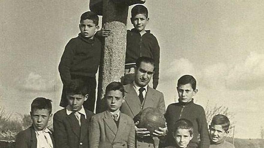 Niños de Alcañices junto a su maestro.