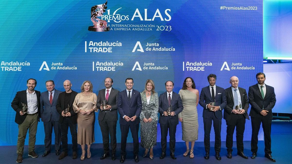 Los galardonados junto al presidente de la Junta de Andalucía, Juanma Moreno.