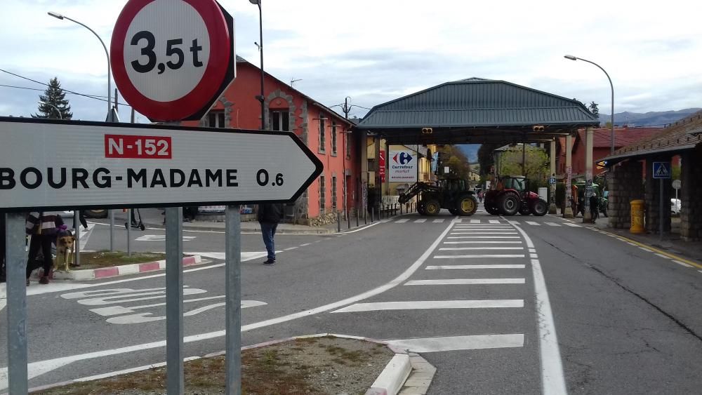 Tractors bloquegen la frontera amb França