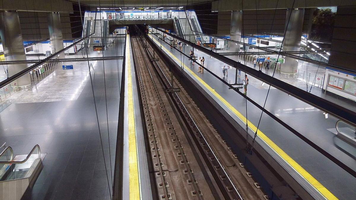 Archivo - Vista de la estación de Santiago Bernabéu del  Metro de Madrid.