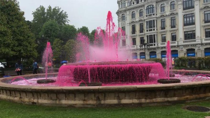 Las fuentes se tiñen de rojo para conmemorar el Día del donante de Sangre