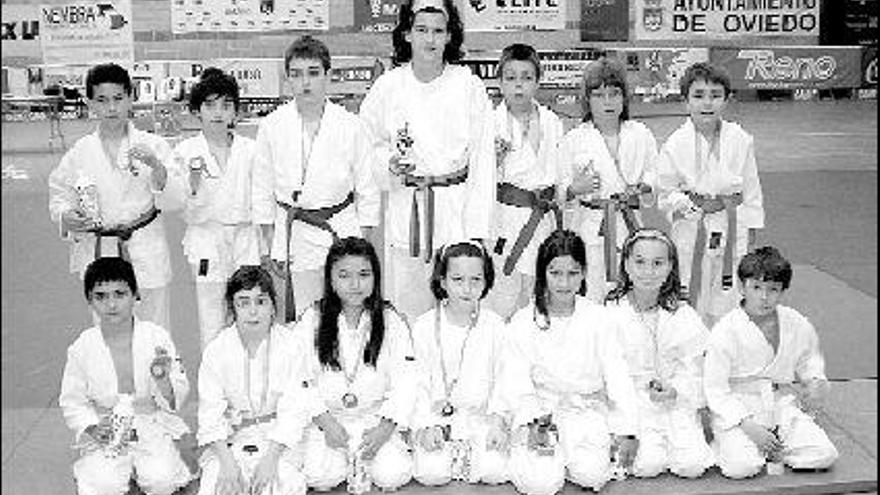 Equipo anfitrión de Escuelas Deportivas de Oviedo AMPA Fozaneldi, entrenado por Alfonso Cabal Guerra.