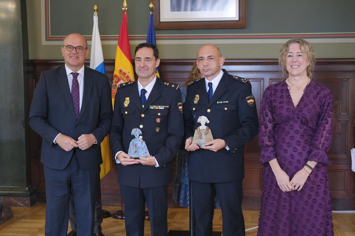 El delegado del Gobierno en Canarias, Anselmo Pestana, y su homóloga en la provincia de Las Palmas, Teresa Mayans, junto a los mandos representantes de la Unidad contra Redes de Inmigración y Falsedades Documentales (UCRIF) de la Policía Nacional.