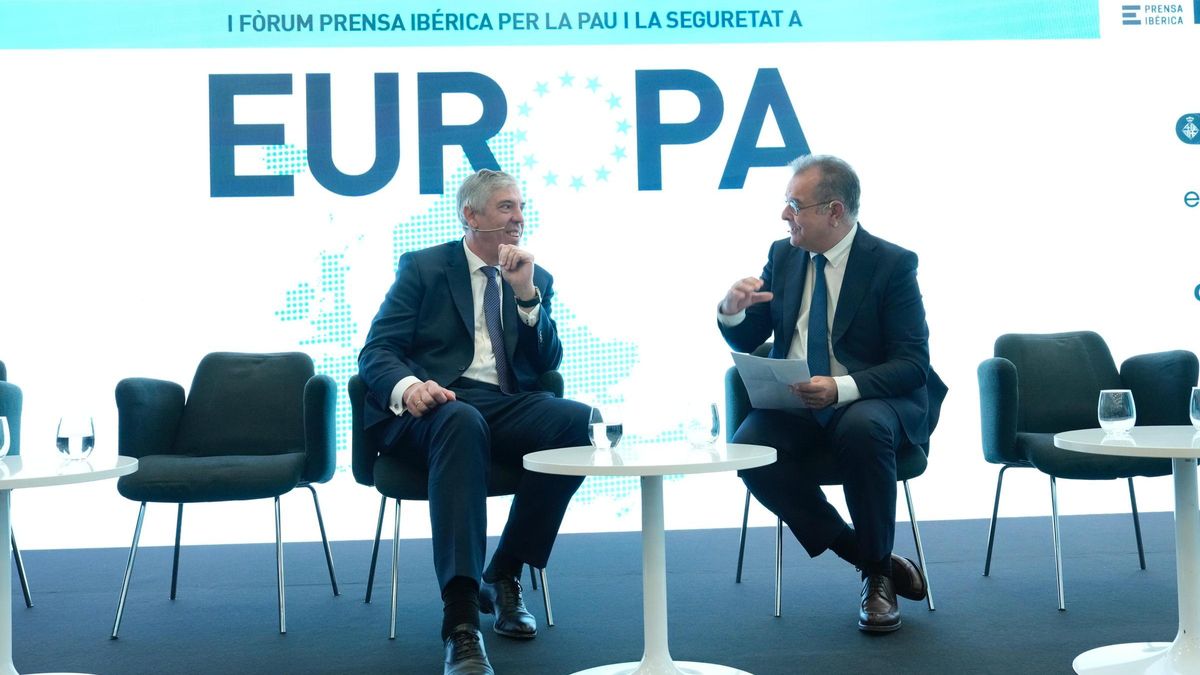Jose Vicente de los Mozos, consejero delegado de Indra, y Albert Sáez, director de EL PERIÓDICO, en el foro.