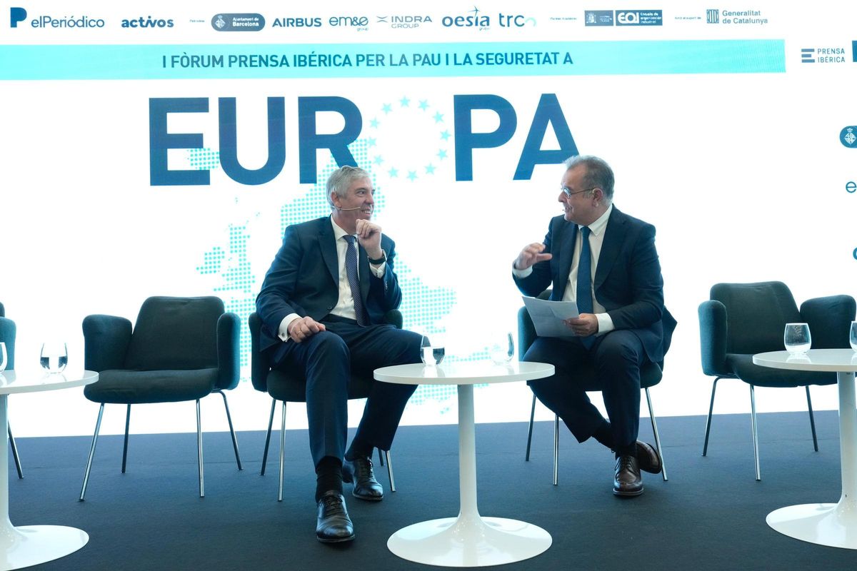 Jose Vicente de los Mozos, CEO de Indra, y Albert Sáez, director de EL PERIÓDICO, en el foro.