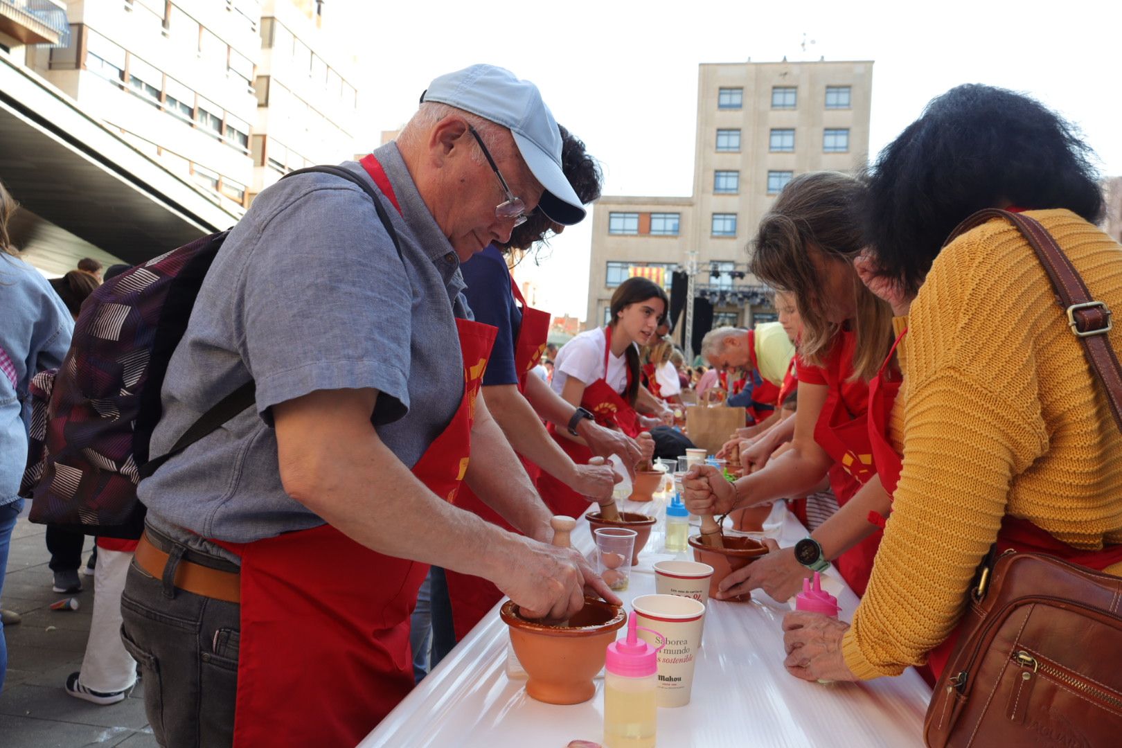 FOTOGALERÍA I Las imágenes de la Nit de la Xulla y del encuentro de elaboración de allioli de las fiestas de Vila-real