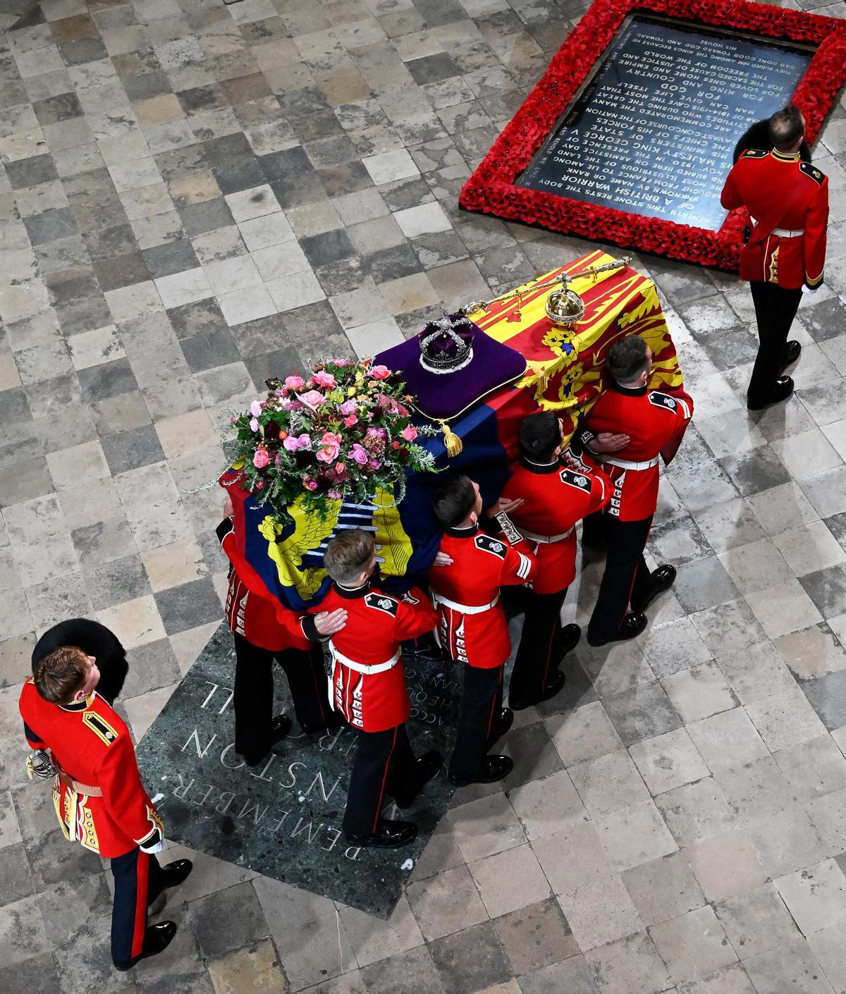 El féretro de Isabel II llega a la abadía de Westminster para el funeral de estado.