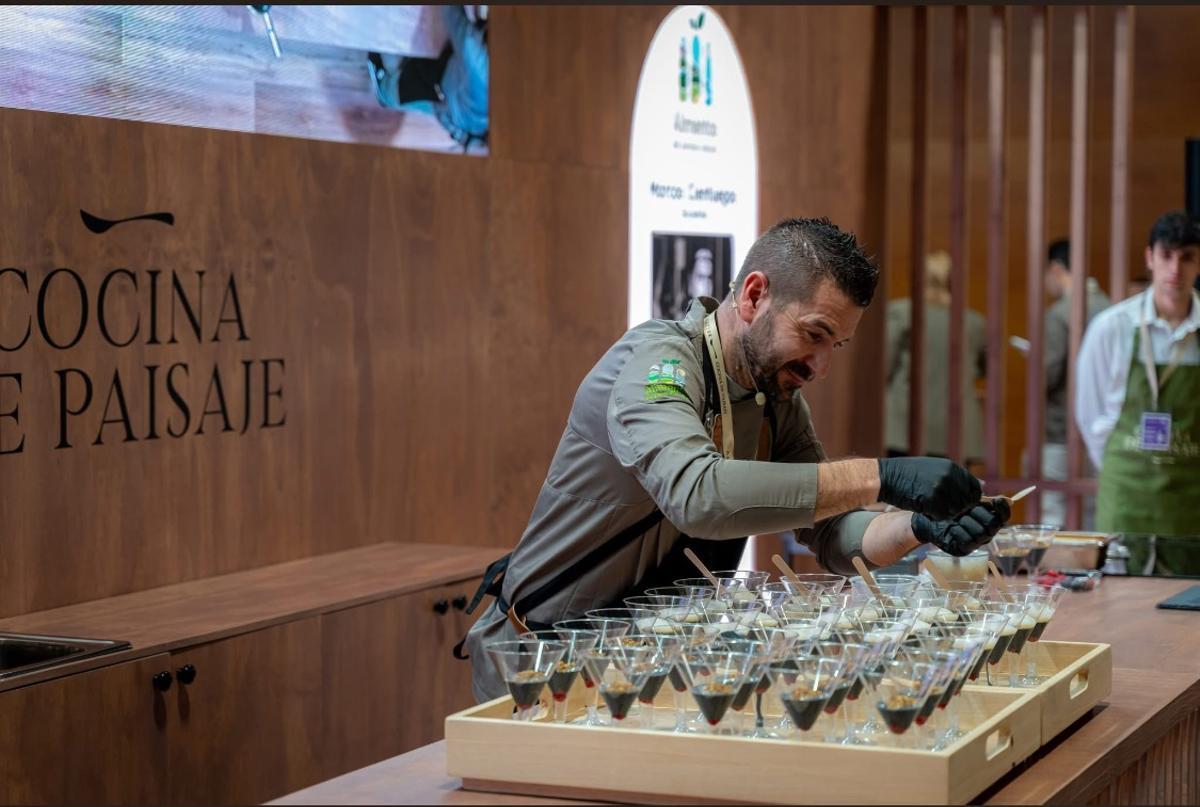 Marcos Cienfuegos, elaborando un plato en Fitur.