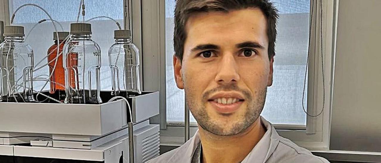 El investigador Pablo Estévez, en el laboratorio donde trabaja.