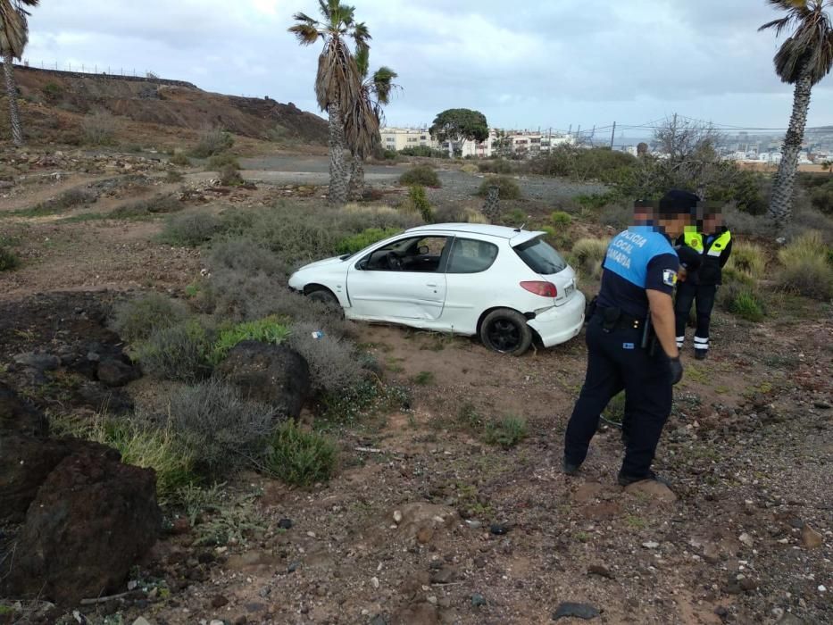 Un conductor se sale de la carretera en Las Coloradas