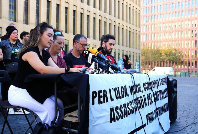 "Esta debe ser la última muerte": L’Hospitalet llora el suicidio de Olga tras ser desahuciada de su vivienda