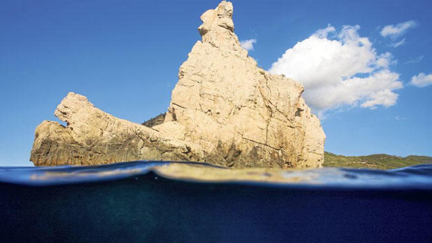 27 de sus 54 metros de altura se encuentran sobre la superficie del mar y apuntan al cielo con la cúspide de su relieve empinado