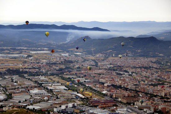 Més de cinquanta globus d'arreu del món aixequen el vol a Igualada en la 21a edició de l'European Balloon Festival