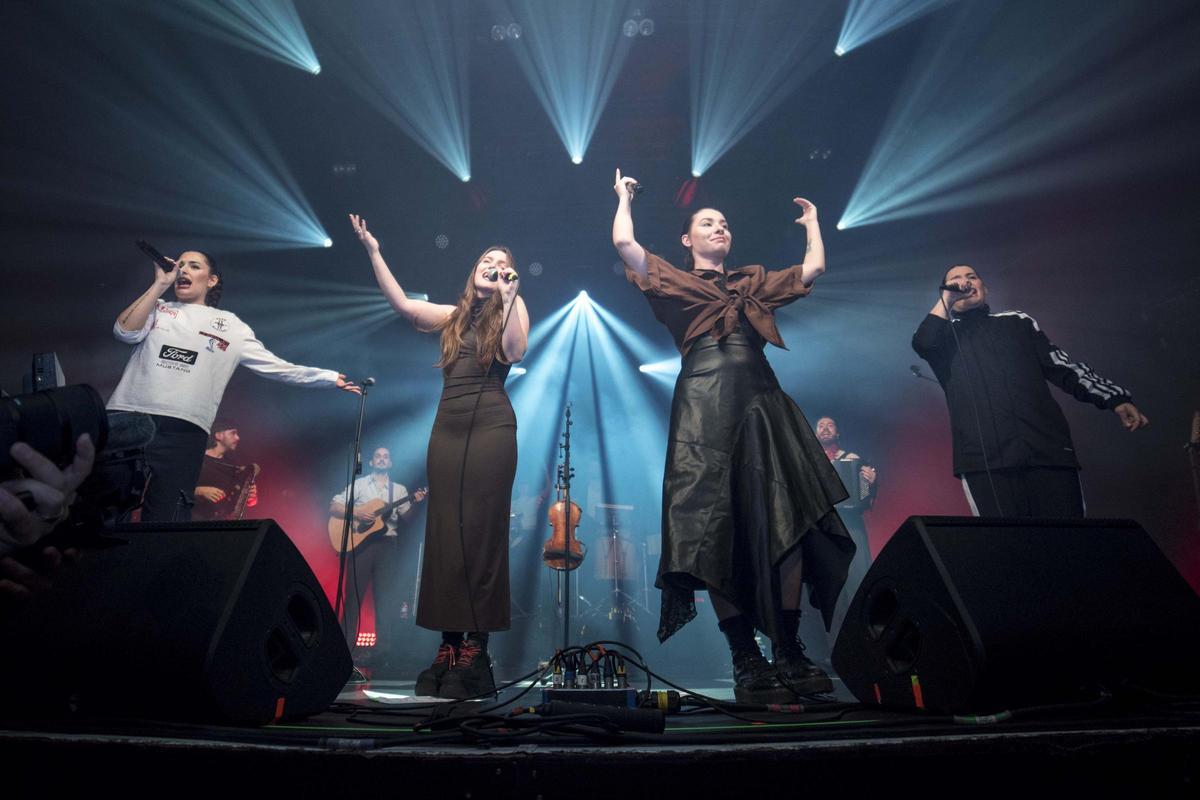 Tanxugueiras e Fillas de Cassandra cantando xunto a De Ninghures na homenaxe a Terbutalina do EmigraSon en Bruselas
