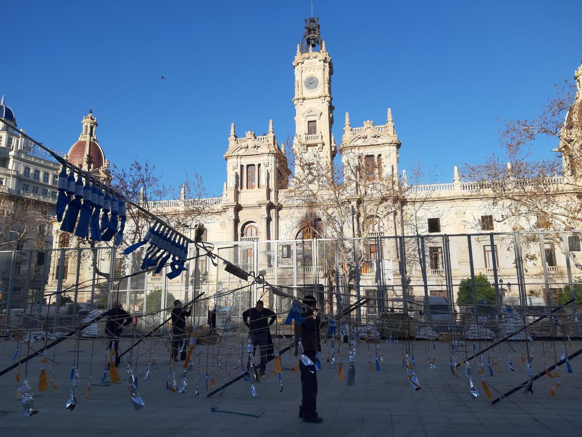 Preparativos de la mascletà de Tomás en la plaza del Ayuntamiento.