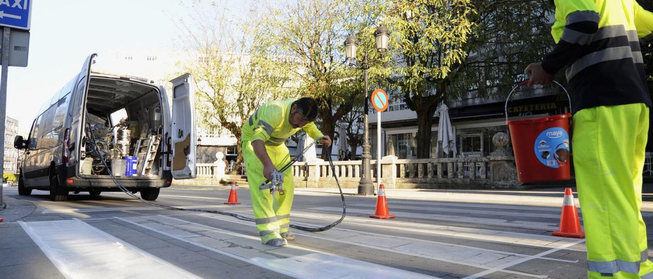 Pintado de pasos de peatones en Lalín. | BERNABÉ/JAVIER LALÍN