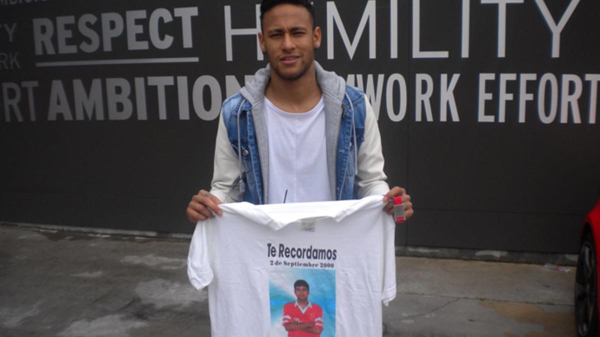 Neymar, con una camiseta en la que se recuerda a Salva Ribas