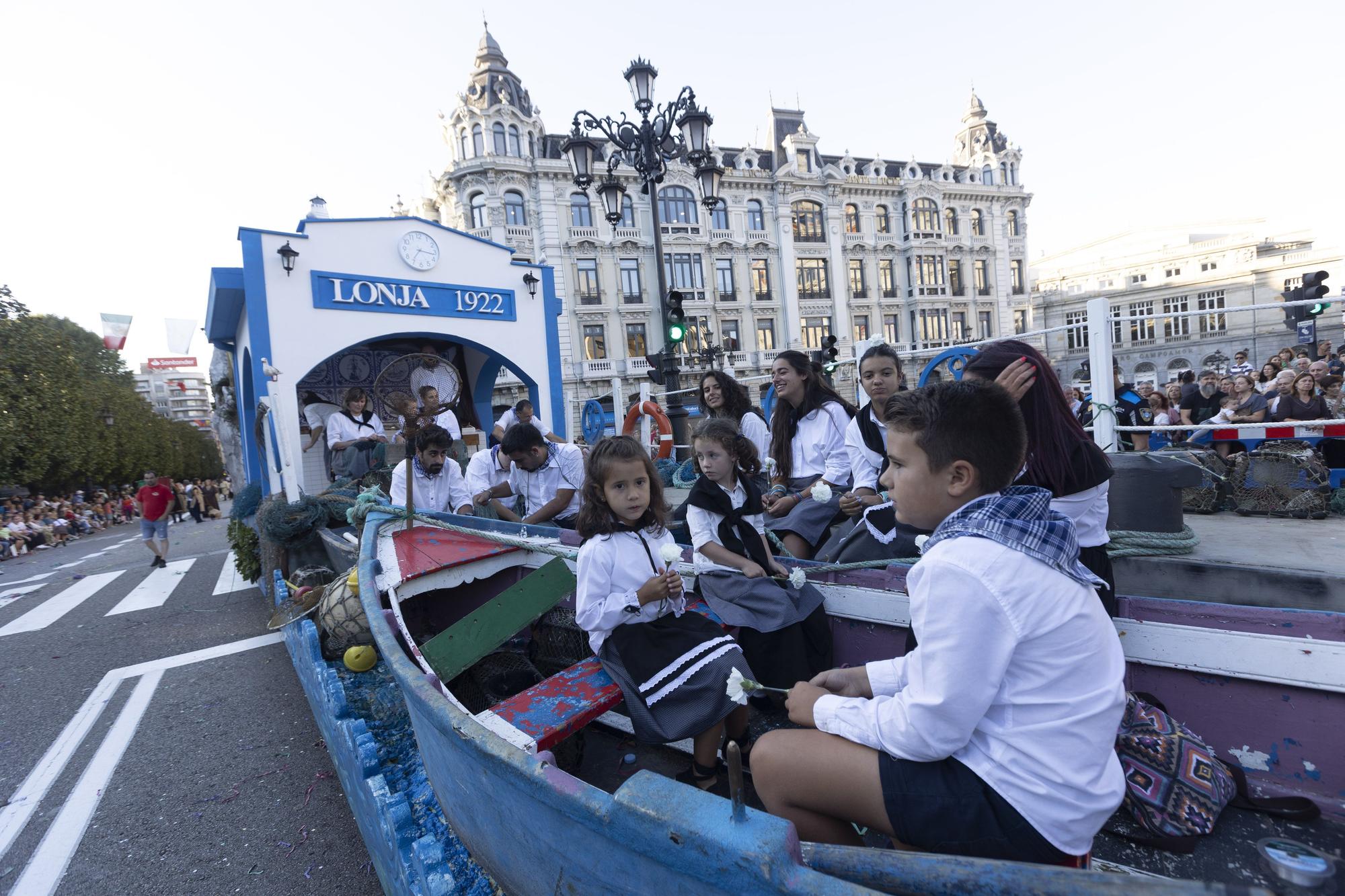 En Imágenes: El Desfile del Día de América llena las calles de Oviedo en una tarde veraniega