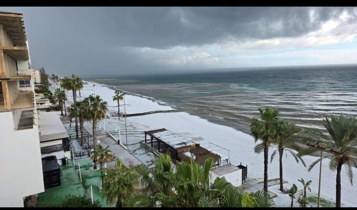 El granizo cubre la playa del Rincón de la Victoria este miércoles