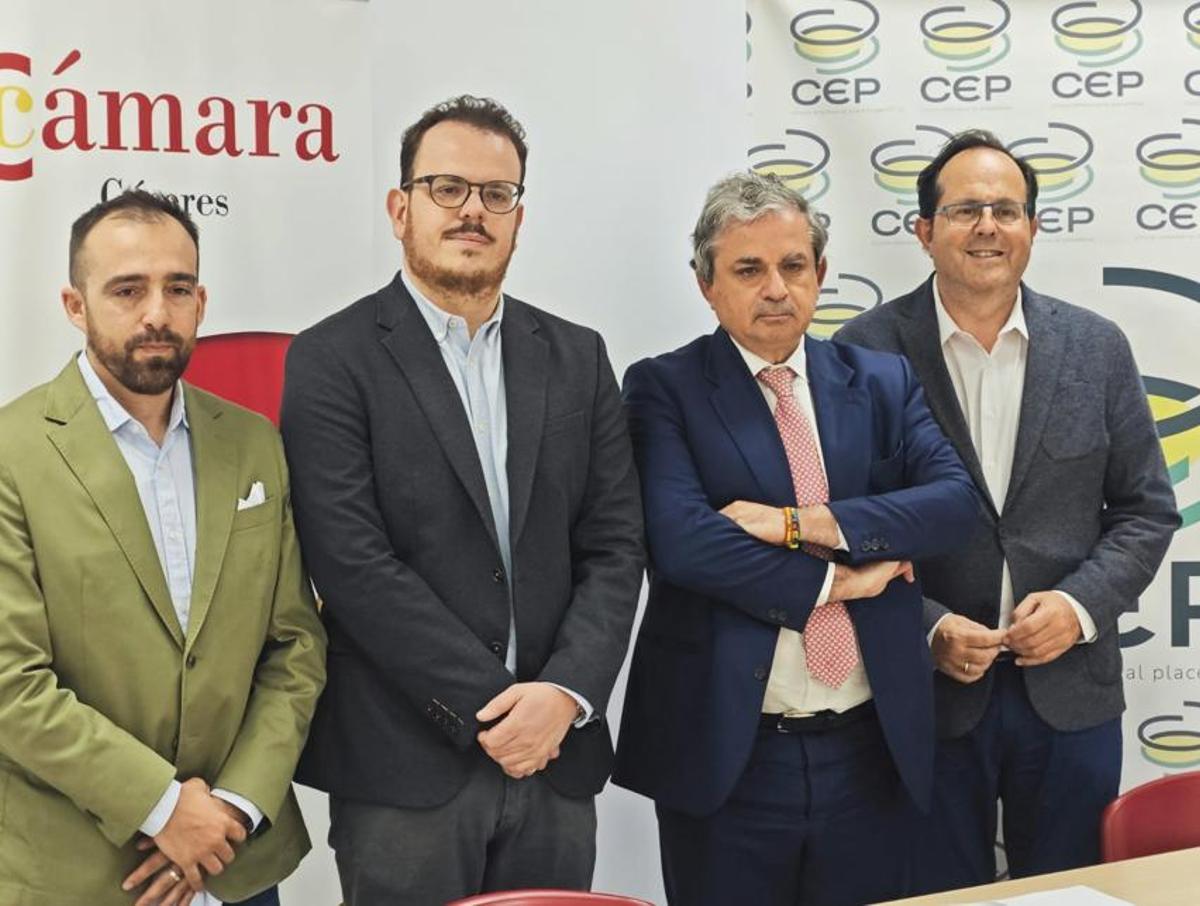 Asistentes a la firma del convenio en la Cámara de Comercio de Cáceres en Plasencia.