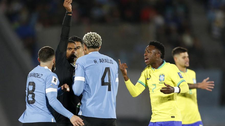 La prensa uruguaya se rinde ante Bielsa: las repercusiones en los medios  tras la victoria del fútbol gourmet - LA NACION