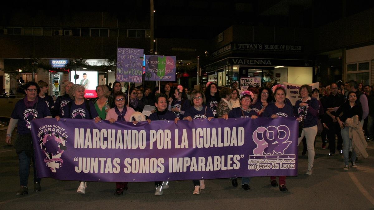 Una gran pancarta abría la manifestación en la noche de este miércoles por las principales calles de la ciudad.
