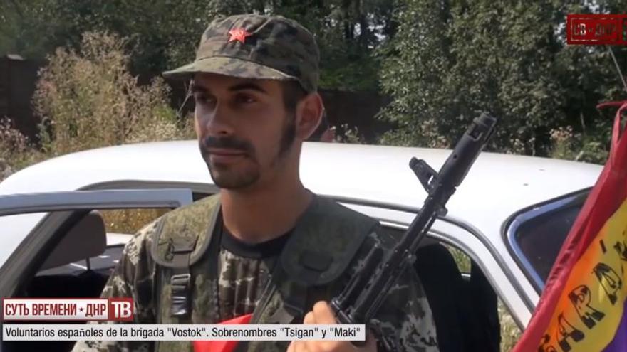 El cartagenero Ángel porta un fusil de asalto en Ucrania junto a una bandera republicana.