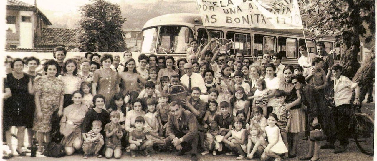 El alcalde pedáneo, Anselmo Villa, promociona en los años setenta la candidatura de Tudela Agüeria, rodeado de jóvenes y de vecinos del pueblo.