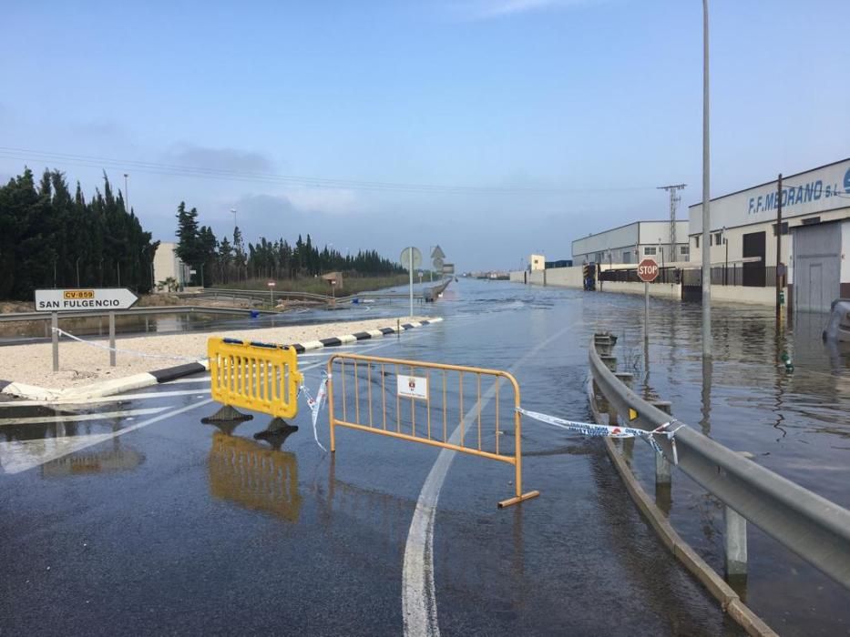 El agua rebosa en la N-332 a la altura de Guardamar