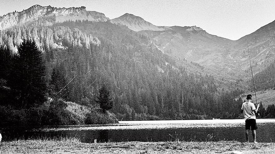 Quietud. La infancia en pleno contacto con la naturaleza: una chica se tira por un tobogán y un chico pesca. ¡Qué poco necesitan para disfrutar!