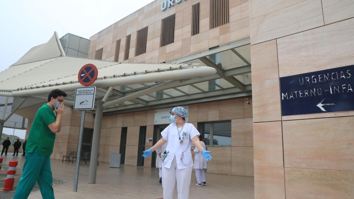 Sanitarios, ayer en el Hospital Santa Lucía de Cartagena.