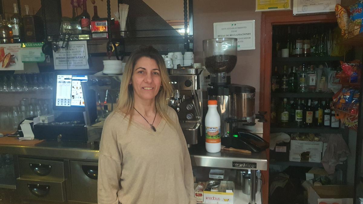 Rosa María Ramos posa en su Bar El Retiro, de Valverde del Fresno.