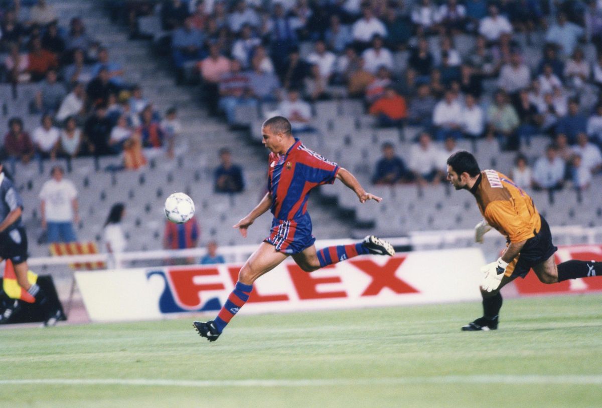 El primer gol oficial de Ronaldo Nazario con el FC Barcelona fue en Montjuic en la ida de la Supercopa de España de 1996, en el Estadio Olímpico de Montjuic ante el Atlético de Madrid,. Hizo un doblete.