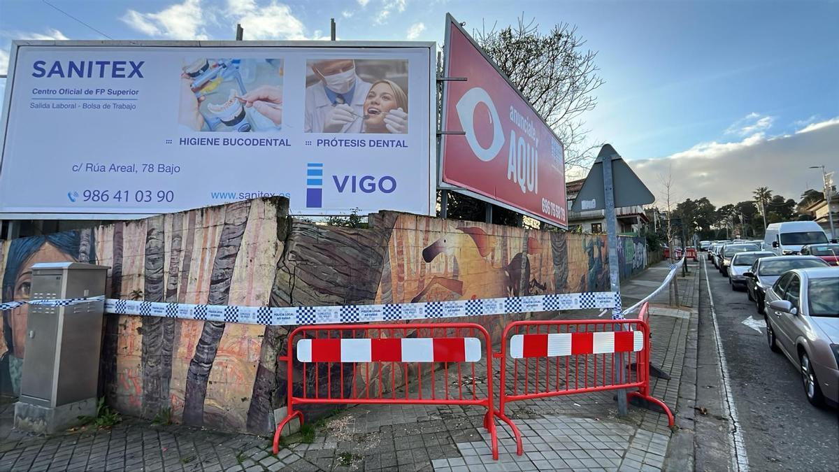 La calle Manuel Olivié, precintada por riesgo de derrumbe.