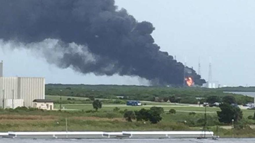 La explosión provocó un incendio con una densa columna de humo.