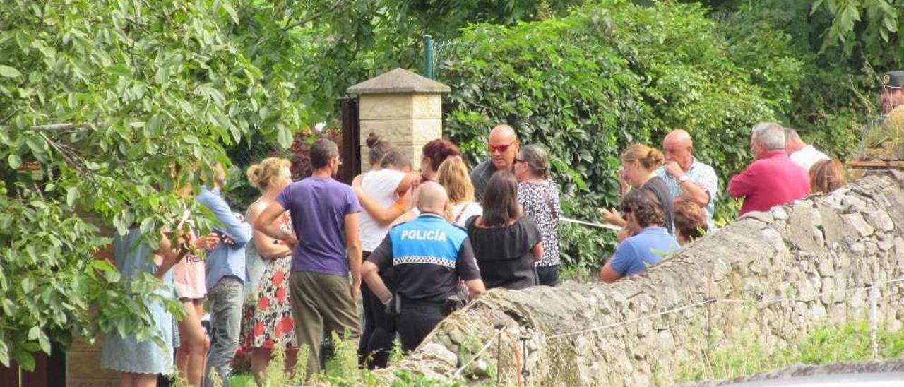 Familiares y amigos de Javier Ardines, ayer, en las inmediaciones del lugar donde apareció el cadáver.