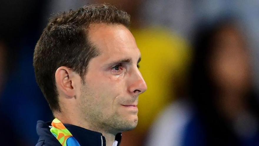 Lavillenie llora en el podio por los abucheos del público