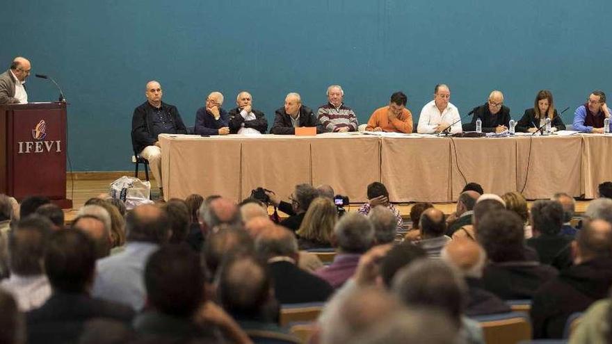 La junta directiva sacó adelante los presupuestos anuales pese a las discrepancias del sector crítico. // Fotos: Cristina Graña