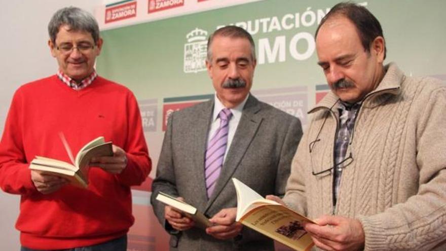 Juan Manuel Rodríguez, José Luis Bermúdez y Luis González hojean los dos nuevos volúmenes que salen a la luz.