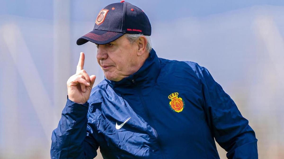 Javier Aguirre da instrucciones a sus jugadores durante un entrenamiento.