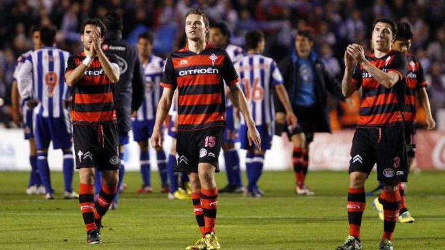 Oubiña. Demidov y Lago saludan al público del Celta desplazado a Riazor. // Marta G. Brea