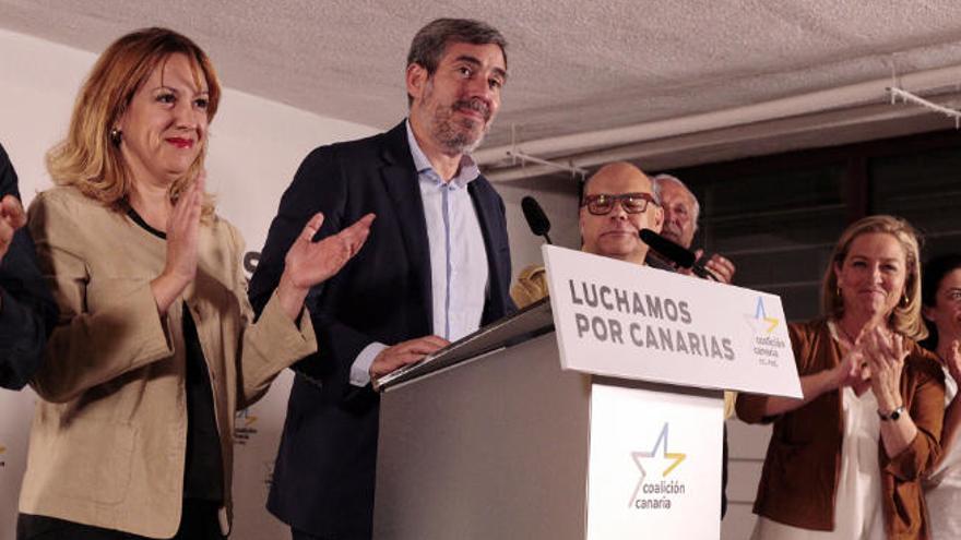 Rosa Dávila y Fernando Clavijo antes de valorar los resultados el pasado domingo.