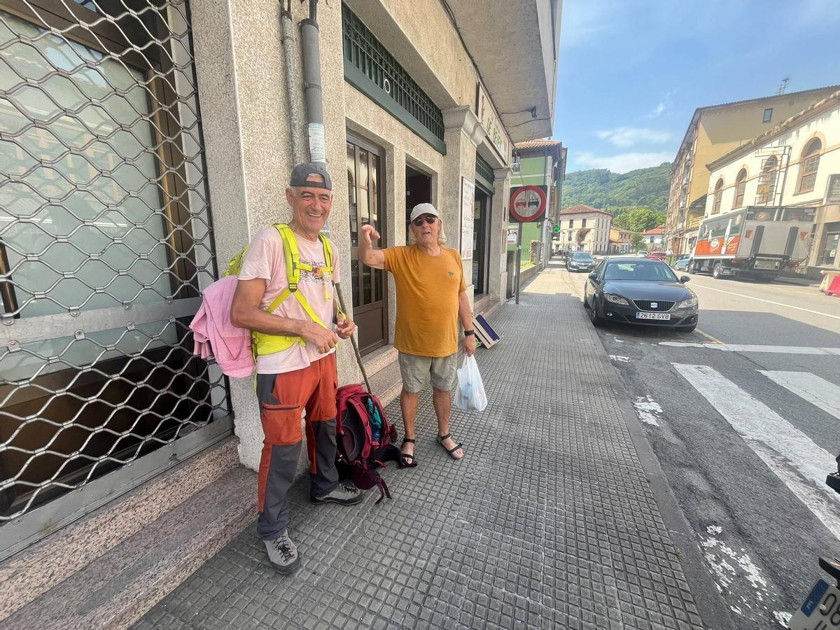 Josep Sola y Jordi Masats, en su alto en el Camino, en Cornellana.